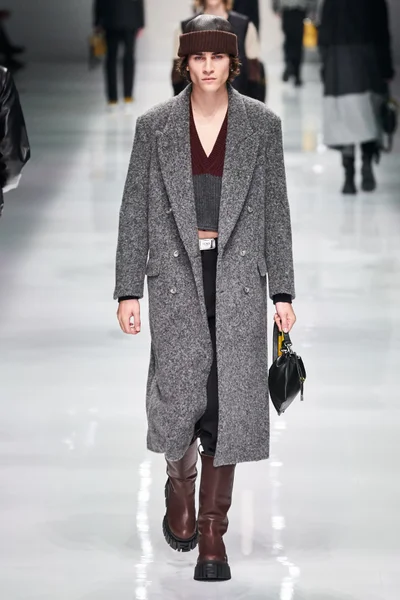 Look 16